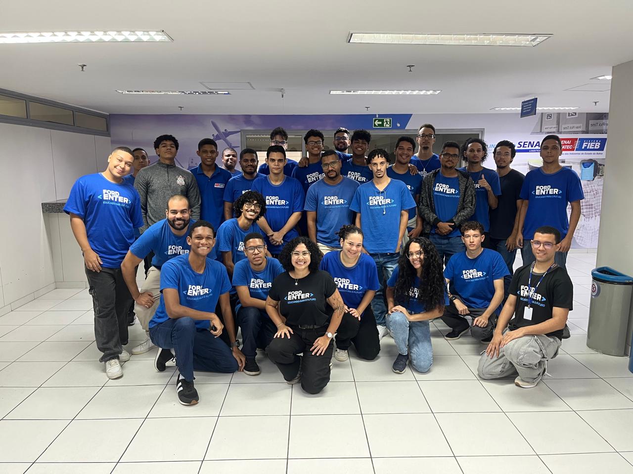 Turma de alunos do curso gratuito de tecnologia Ford Enter